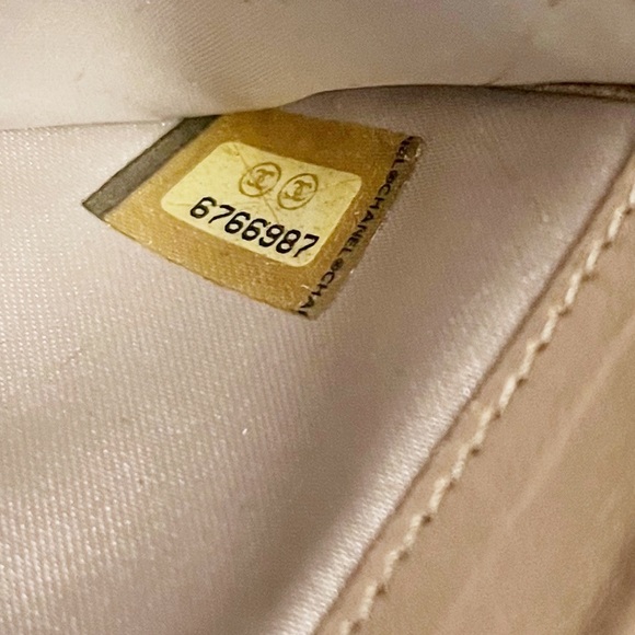 ✨GUC • CHANEL Beige New
Line Travel Bifold Wallet ✨AUTHENTIC - Picture 11 of 12